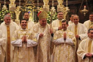 Fotografía con Mons. Brambilla y algunos de los concelebrantes al final de la celebración eucarística.