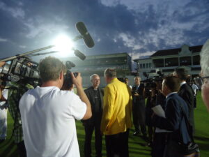 El Arz. Justin Welby platicando con el P. Eamonn, LC