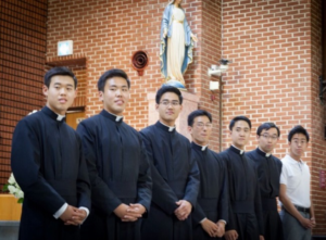 Los hermanos coreanos presentes en la celebración: HH. Peter Kang, Andrew Kang, Joseph Seo, Stephen Cho, Abraham Eo, Thomas More Kim, LLCC, y Seo-Ho Hong, precandidato.