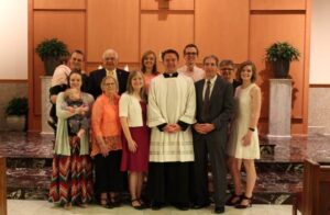 La familia de Christopher Tappel, LC estuvo presente durante la ceremonia de profesión perpetua.
