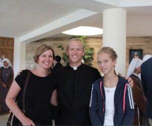 Russell Ward, LC con su familia, el día de la profesión.