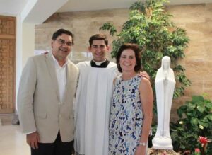 Los papás de Diego Trillas, LC lo acompañaron durante su profesión perpetua.