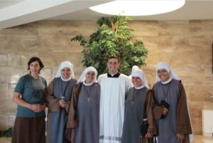 Un grupo de religiosas de la Fraternidad Arca de María acompañaron a Leopoldo Sayegh, LC en su profesión.