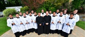 Los neoprofesos junto a los padres Joseph Brickner, instructor de novicios de Cheshire, y John Connor, el día de su primera profesión religiosa.