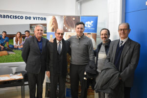 El P. Daniel (al centro) acompañado por cuatro religiosos marianistas.