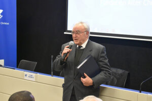 Don Pedro Trevijano agradeciendo el galardón recibido.