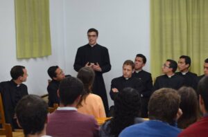 “¿Qué esperan de un sacerdote?”: familias y jóvenes del Regnum Christi acuden al encuentro de los novicios en Córdoba