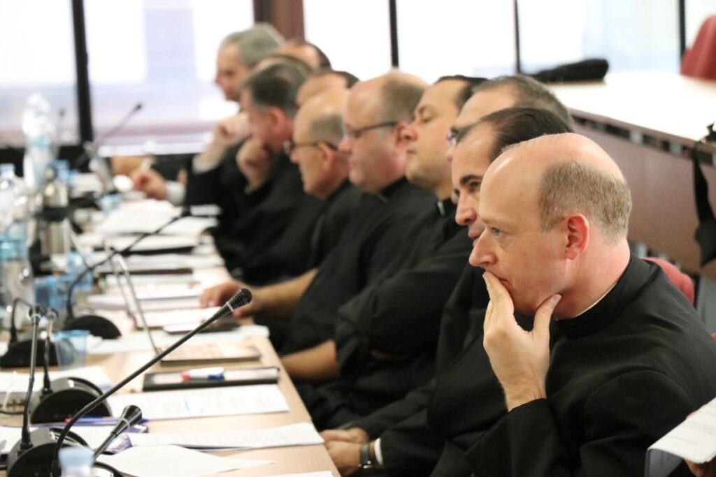 «Escuchar al Espíritu Santo intentando secundar su acción con docilidad»