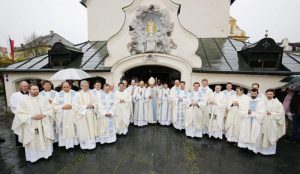 Fotografía del obispo ordenante, los concelebrantes y los nuevos diáconos.