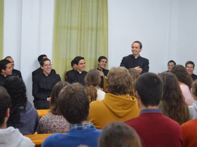 “¿Qué esperan de un sacerdote?”: familias y jóvenes del Regnum Christi acuden al encuentro de los novicios en Córdoba