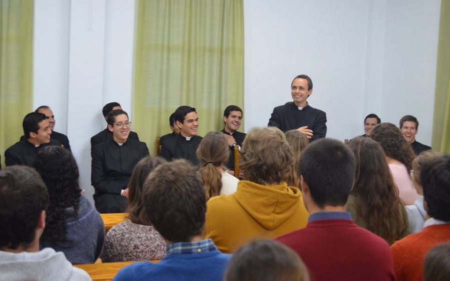 “¿Qué esperan de un sacerdote?”: familias y jóvenes del Regnum Christi acuden al encuentro de los novicios en Córdoba