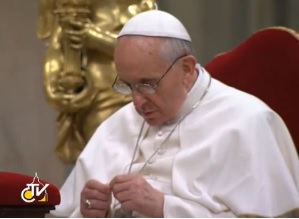 El Papa invita a rezar el Rosario todos los días durante el mes de octubre ofreciéndolo por la Iglesia