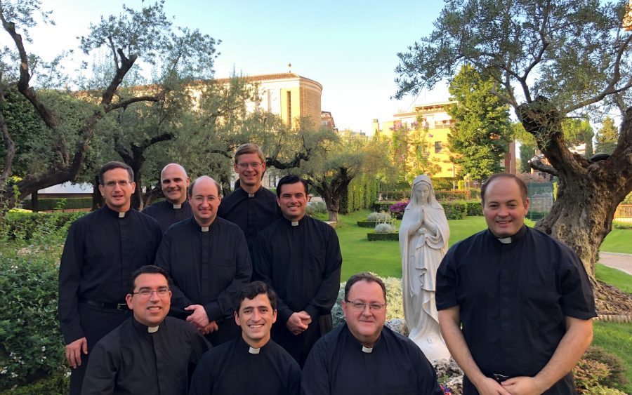 Once sacerdotes legionarios obtienen la licenciatura en teología