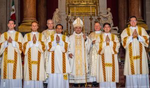 Mons. Carlos Samaniego ordena diáconos a cinco Legionarios de Cristo