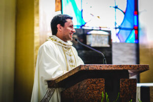 «Dios no me sacó de mi casa para tener una vida solitaria» – Ordenación sacerdotal del P. Vinicius Marques, LC
