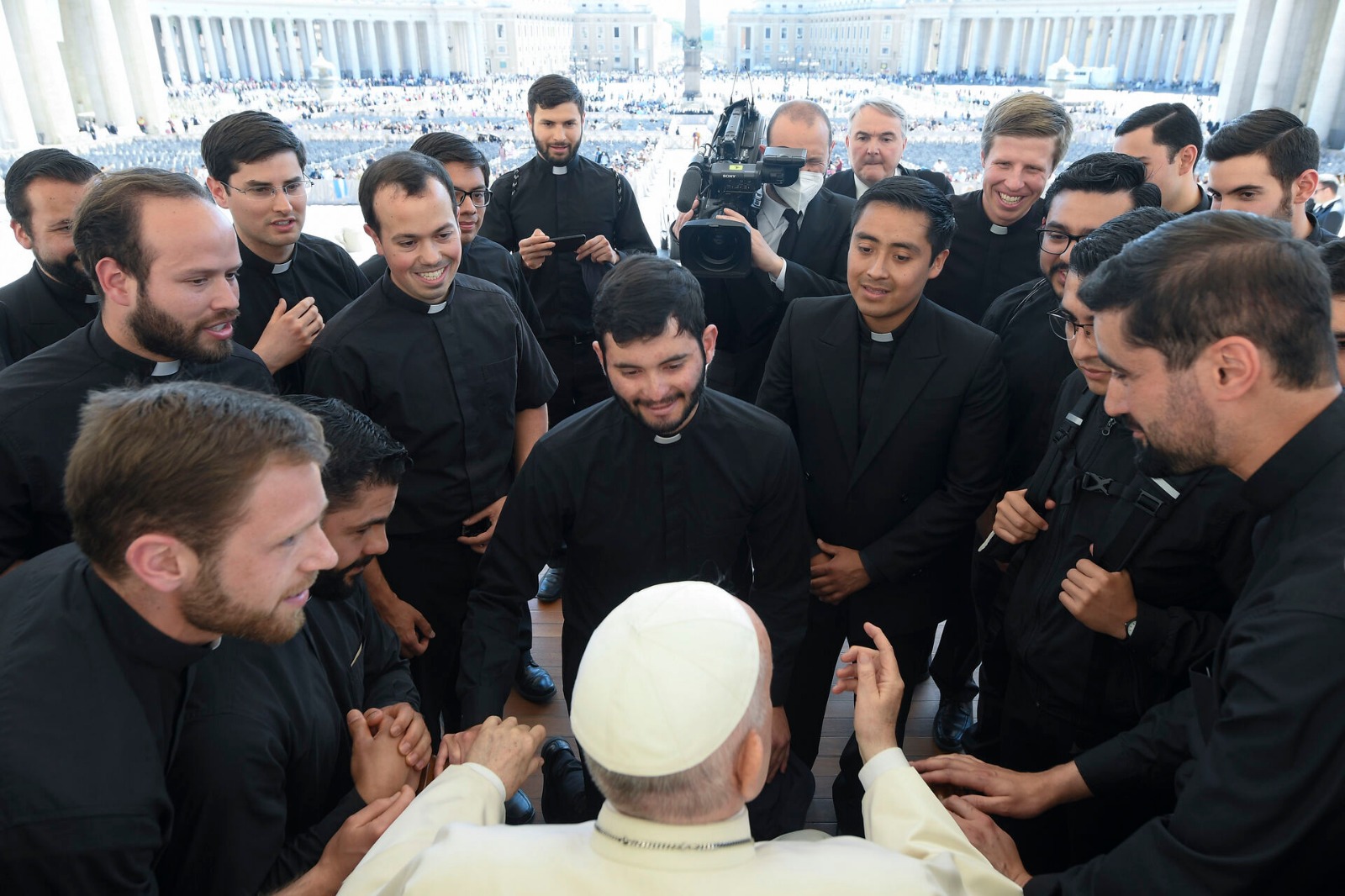 El Papa Francisco impone sus manos y ora por religioso legionario de Cristo enfermo de cáncer