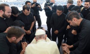 El Papa Francisco impone sus manos y ora por religioso legionario de Cristo enfermo de cáncer