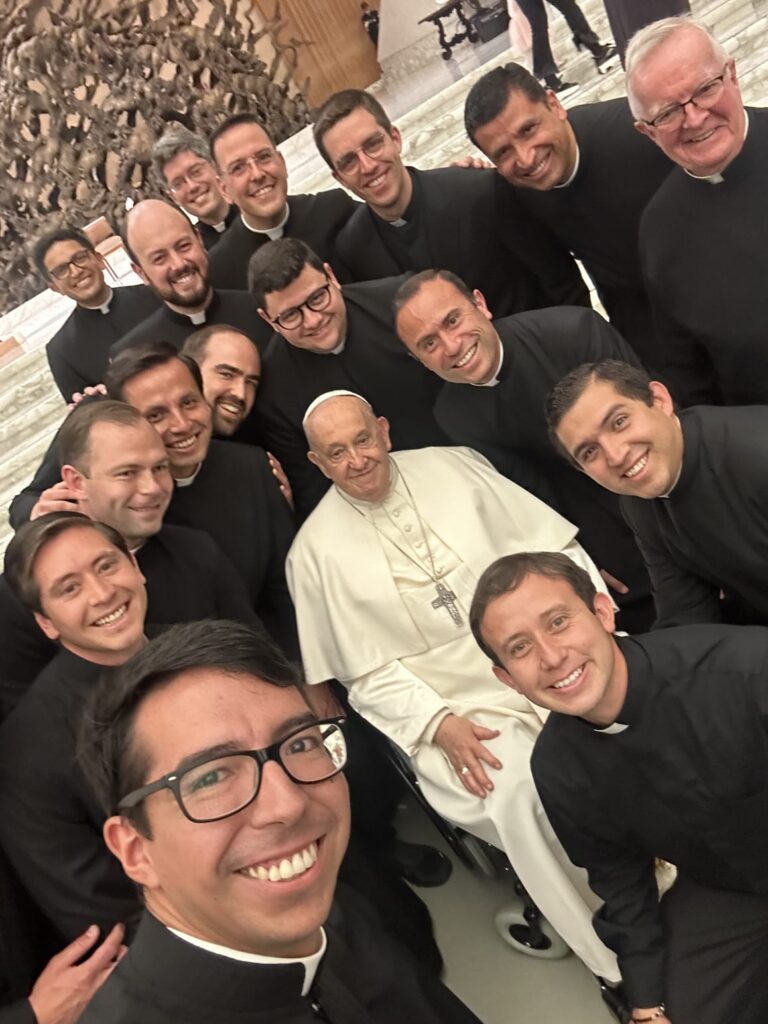 Algunos de los neo sacerdotes legionarios junto con el Papa Francisco en la mañana del 01 de mayo. Foto: p. Eduardo Perdomo, L.C.