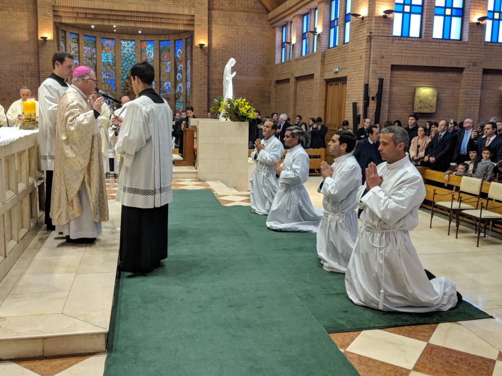 Mons. Fernando Ramos, obispo auxiliar de Santiago, ordenó diáconos a 4 legionarios de Cristo