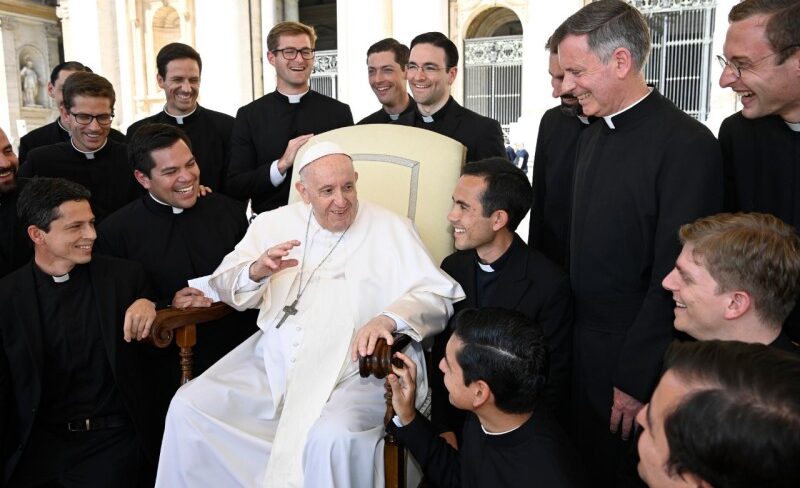 Los sacerdotes recién ordenados se encuentran con el Papa Francisco