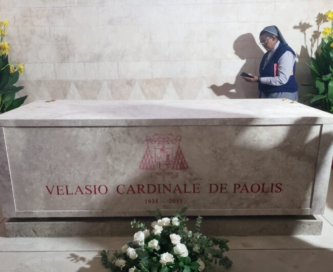 Tumba del Cardenal de Fossanovaaolis en la Abadía